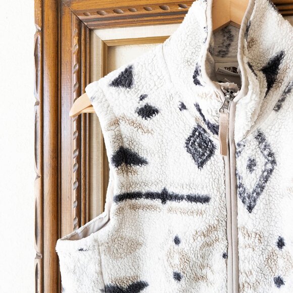 The North Face Women’s Sz L Campshire Sherpa Fleece Vest Aztec Print Cozy Zip-Up - Picture 4 of 10